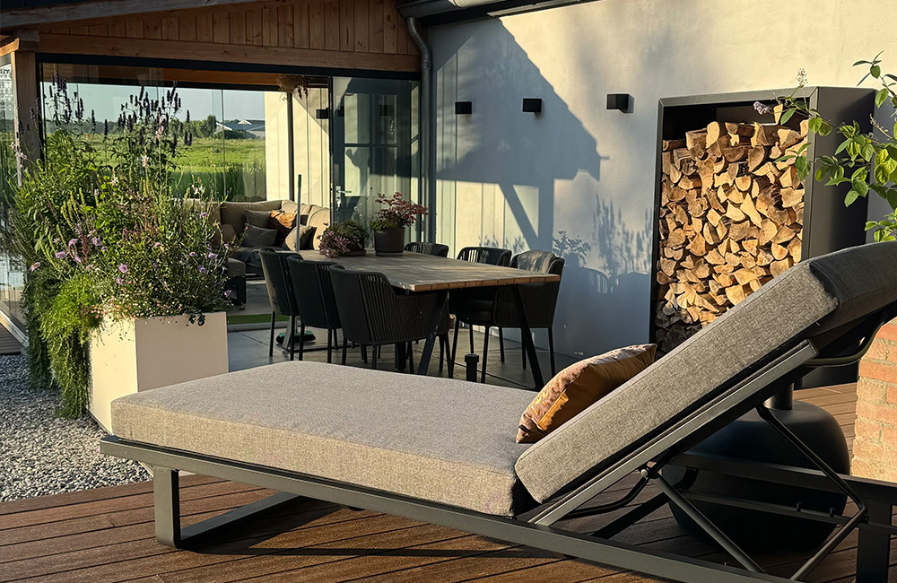 Gartenblick: Ein eleganter Garten am Wasser