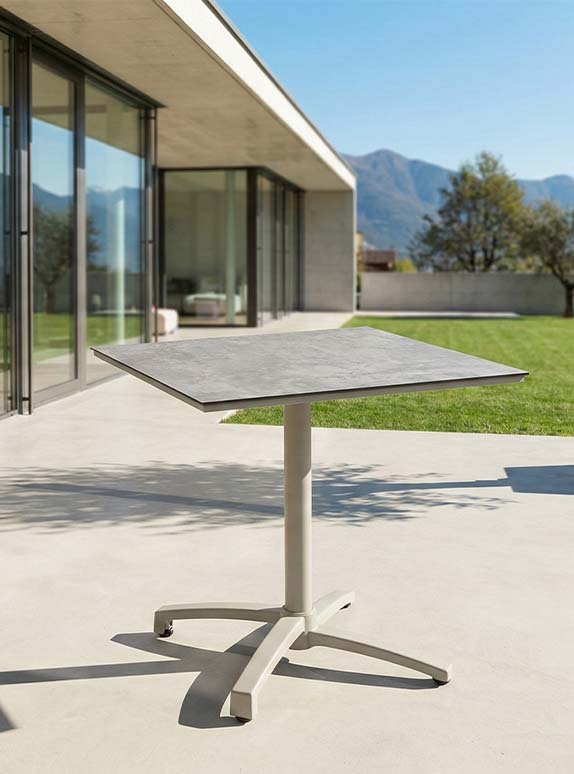 Quadratische Gartentische