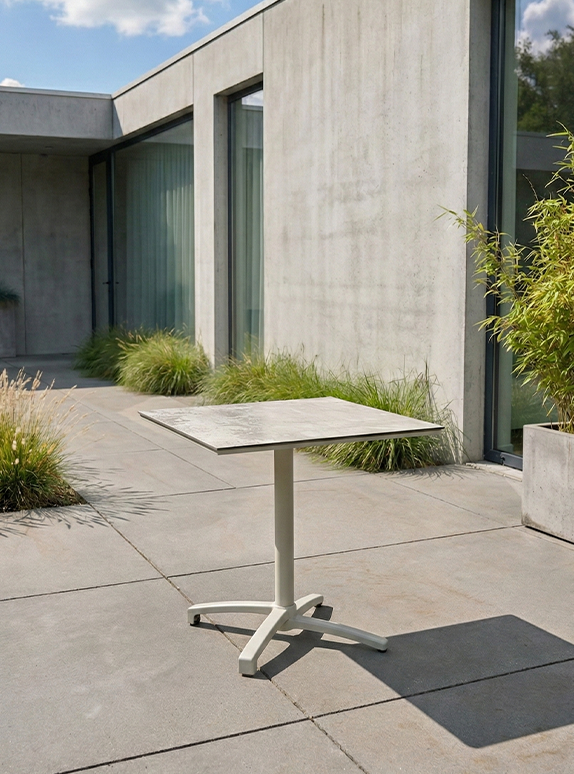 Quadratische Gartentische