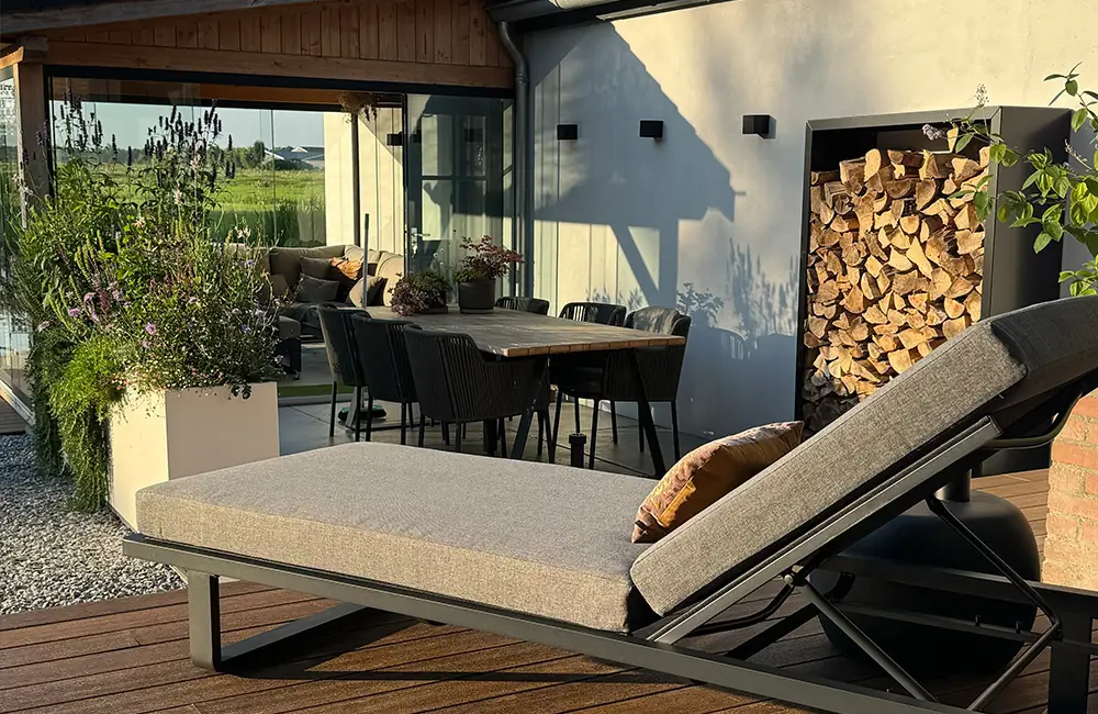 Gartenblick: Ein eleganter Garten am Wasser