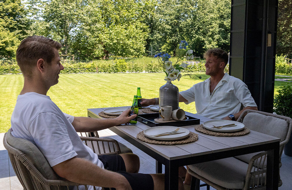 Eine Bar im Garten: Warum dies eine fantastische Ergänzung für Ihren Außenbereich ist